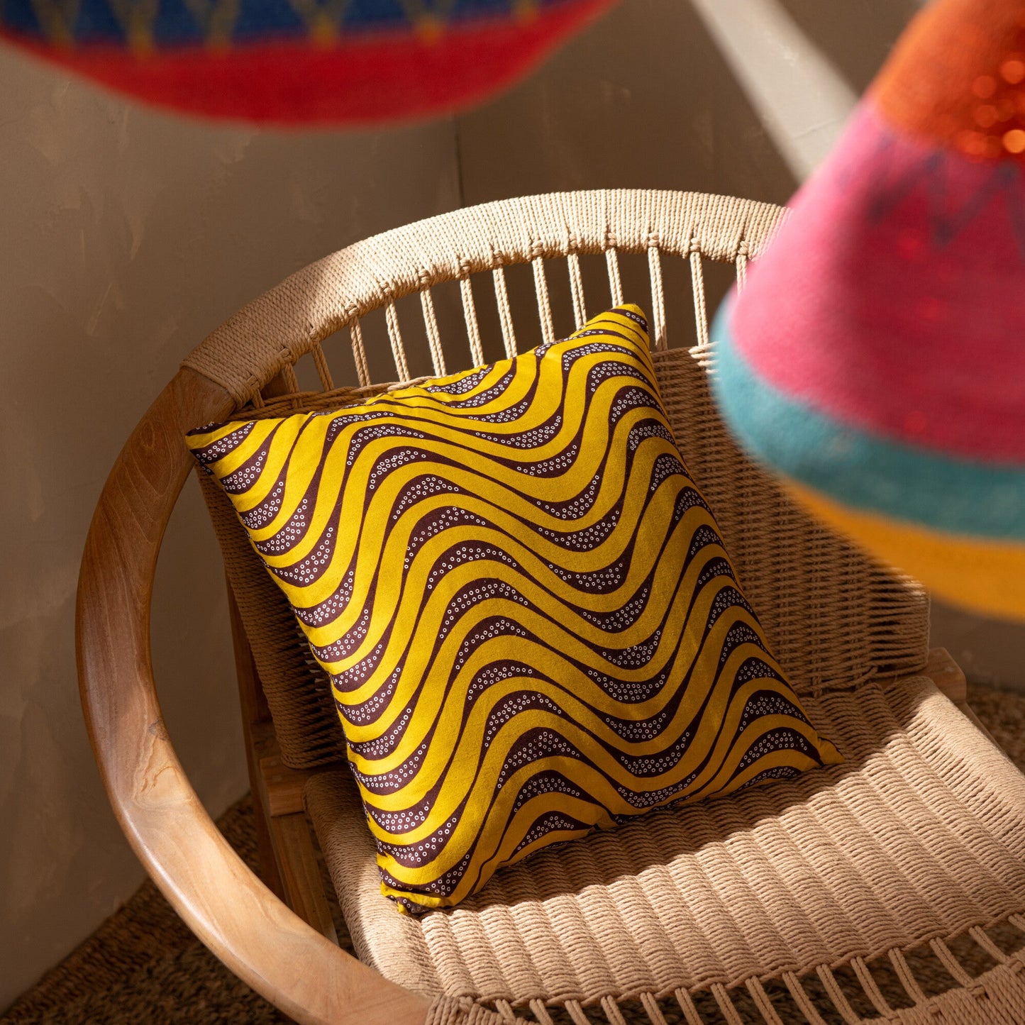 Coussin carré motifs ronds colorés JLINE